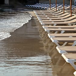 Playa privada, camas de playa, sillas reclinables de playa, sombrillas
