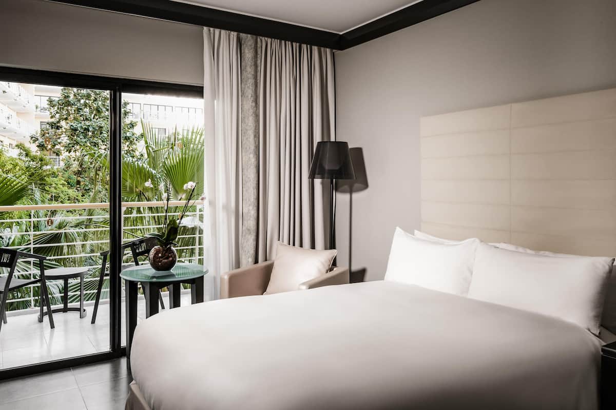 1 bedroom, premium bedding, down duvets, minibar