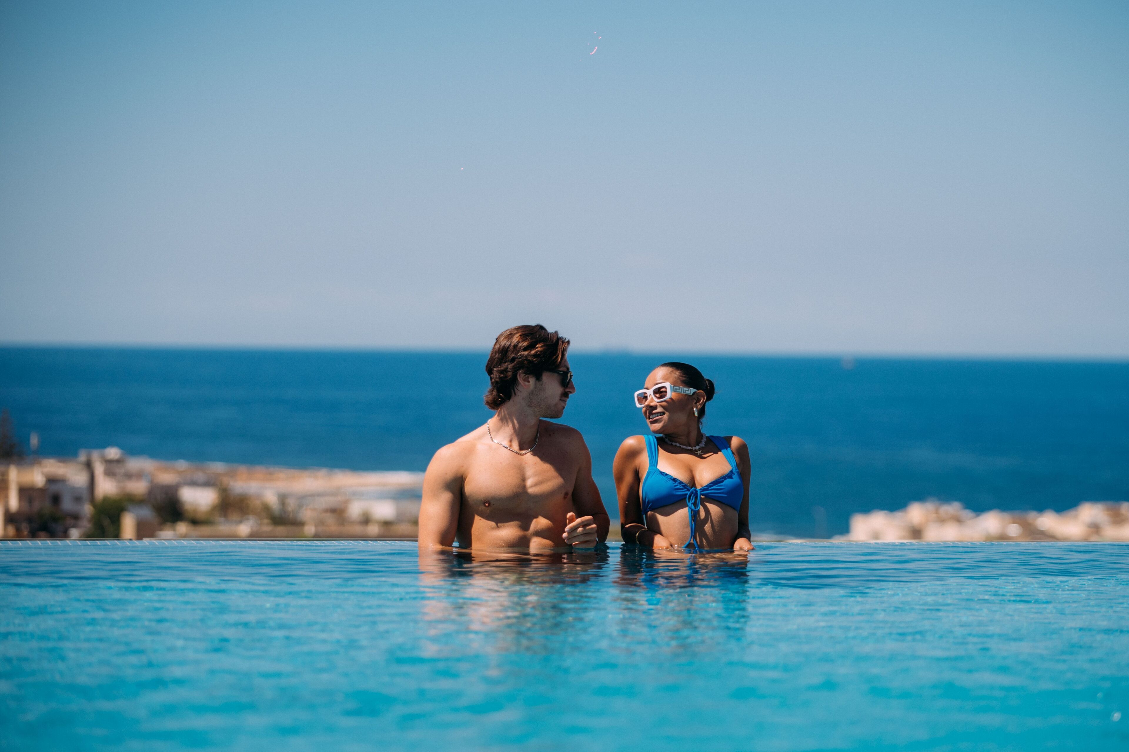 Piscina coperta, piscina stagionale all'aperto, cabanas (a pagamento)