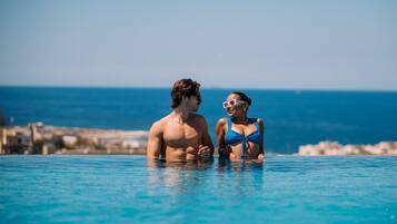 Piscina coperta, piscina stagionale all'aperto, cabanas (a pagamento)
