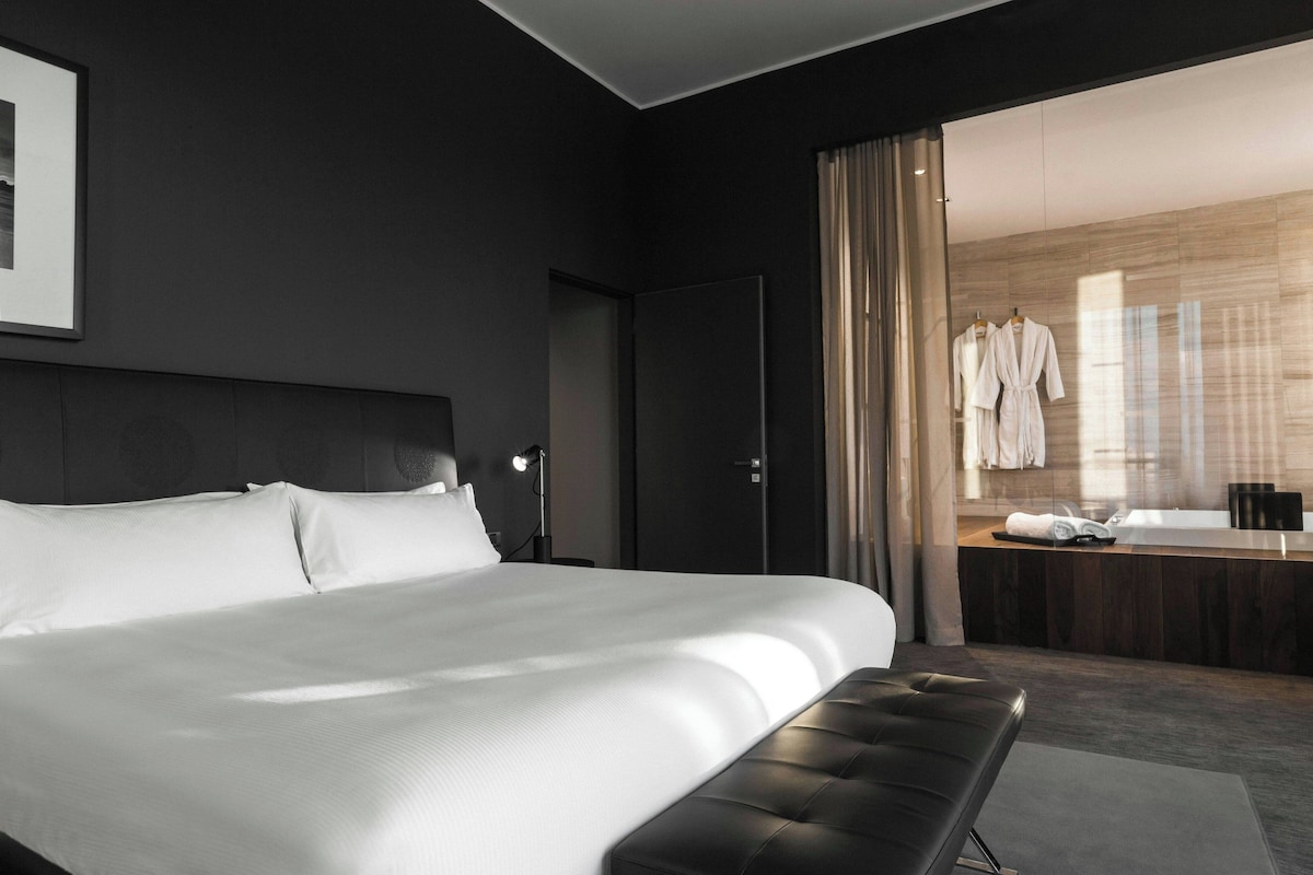 Suite presidencial | Ropa de cama de alta calidad, edredón y minibar 