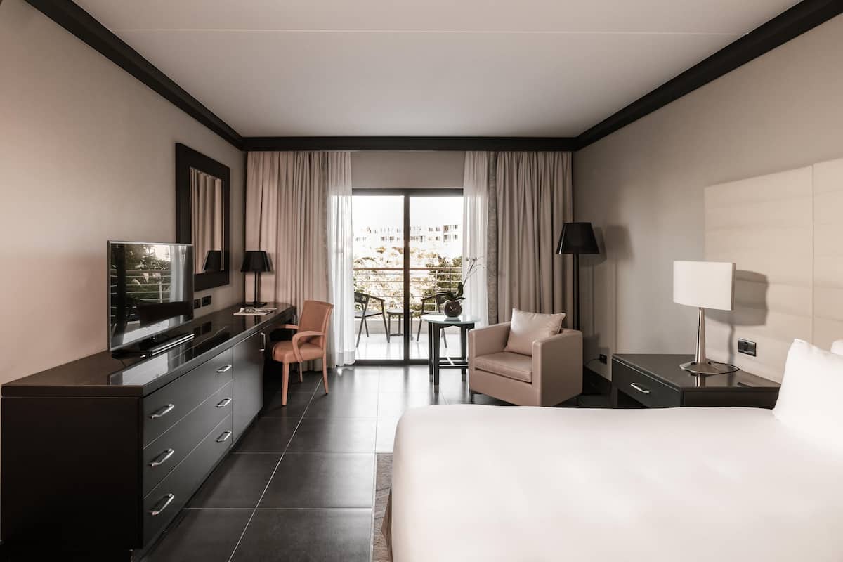 1 bedroom, premium bedding, down duvets, minibar