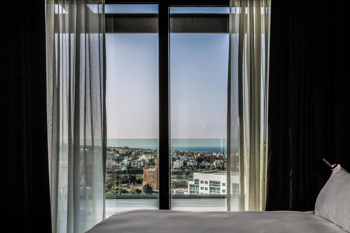 Suite panoramique, 1 très grand lit | Literie de qualité, couette en duvet, minibar