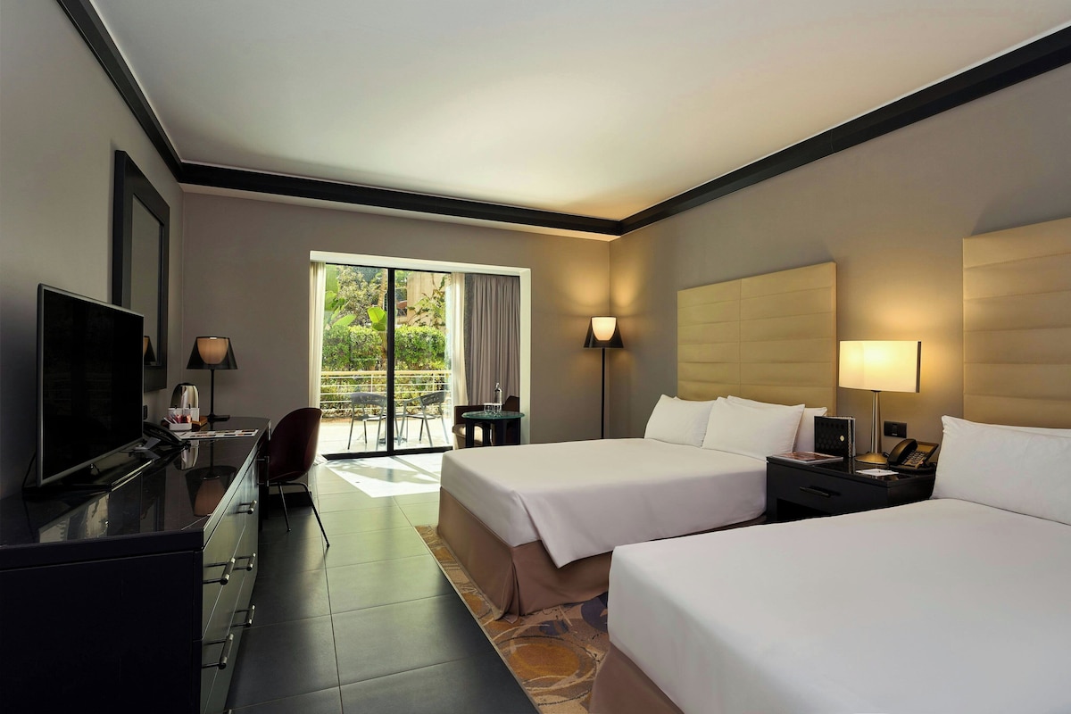 Habitación Premium, 2 camas matrimoniales, vista a la ciudad (Opal Lounge Access) | Ropa de cama de alta calidad, edredón y minibar 