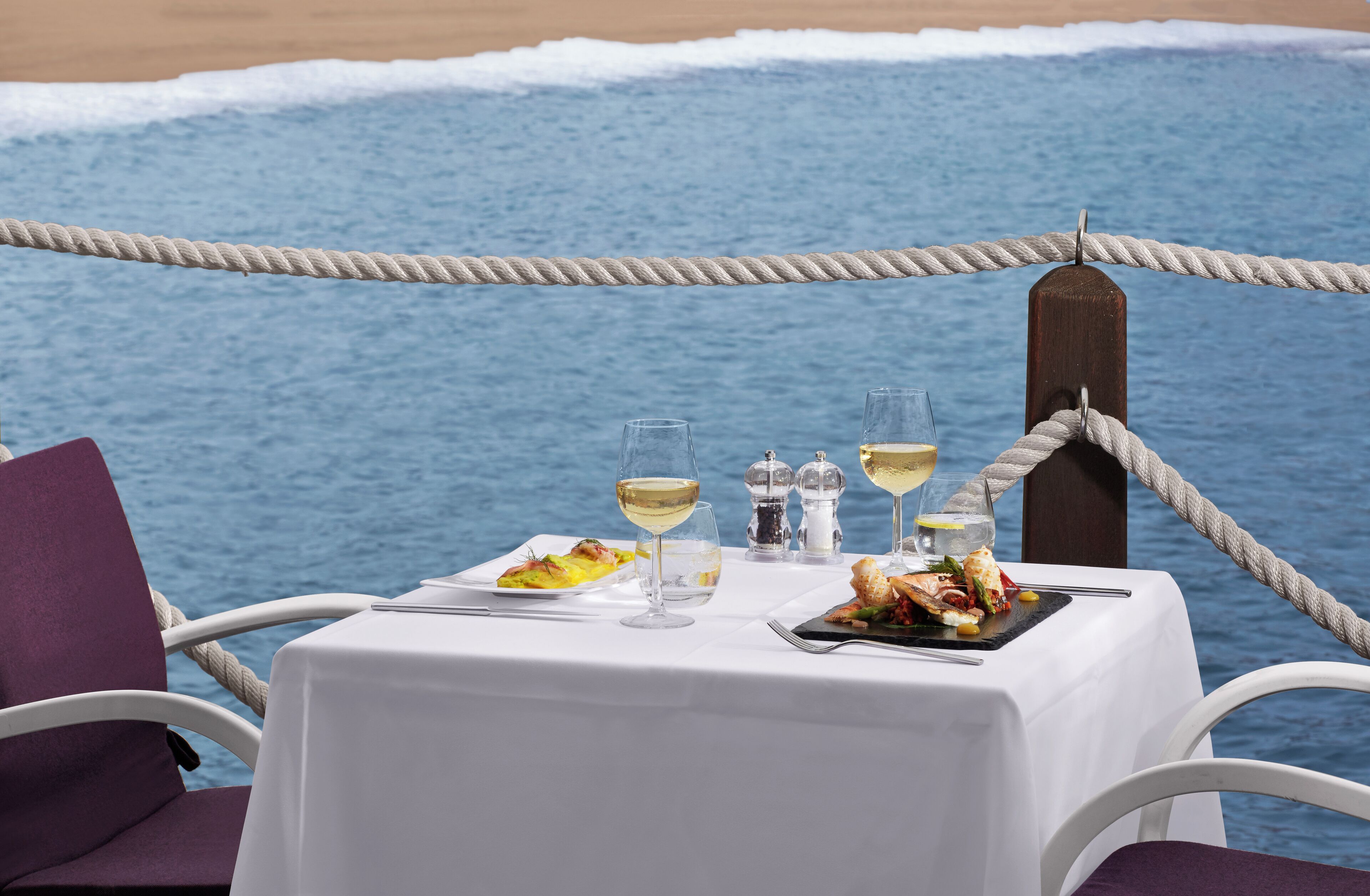 6 restaurantes; se sirve desayuno, almuerzo, cena y brunch