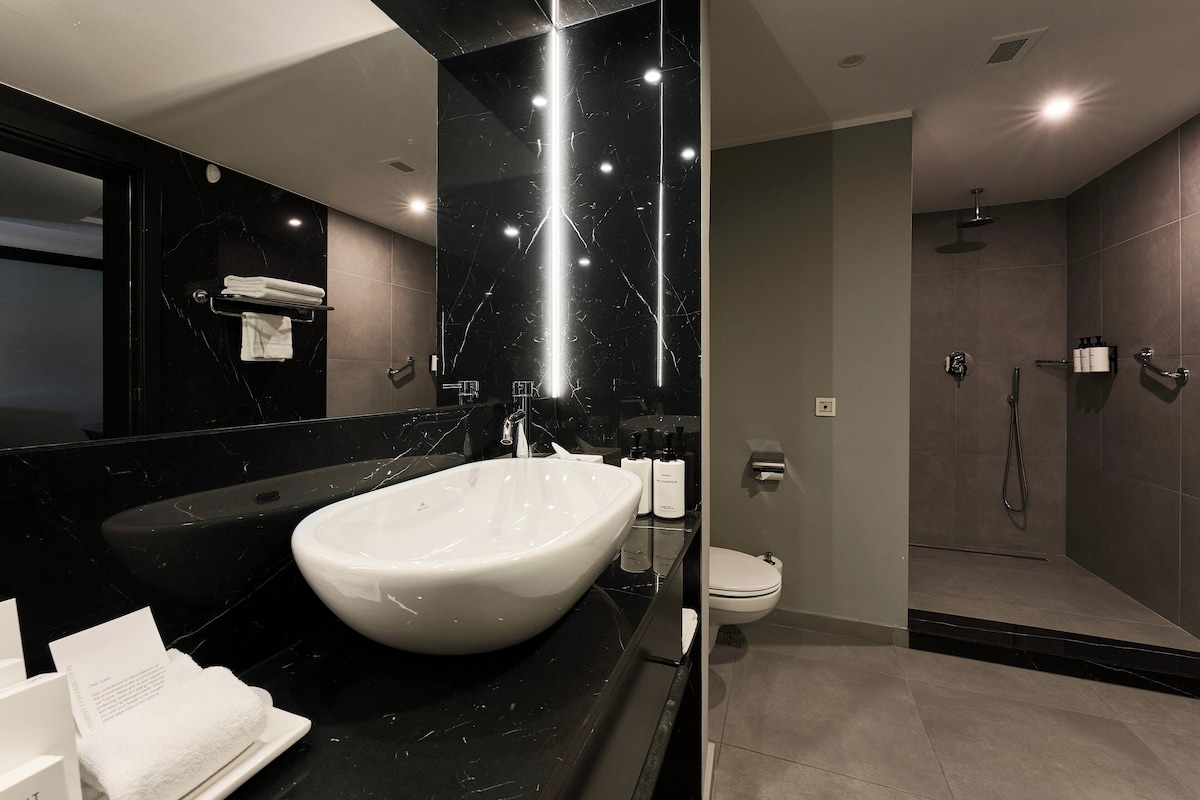 Suite junior, 1 cama King size, con acceso al salón lounge del club, vista a la ciudad | Ropa de cama de alta calidad, edredón y minibar 