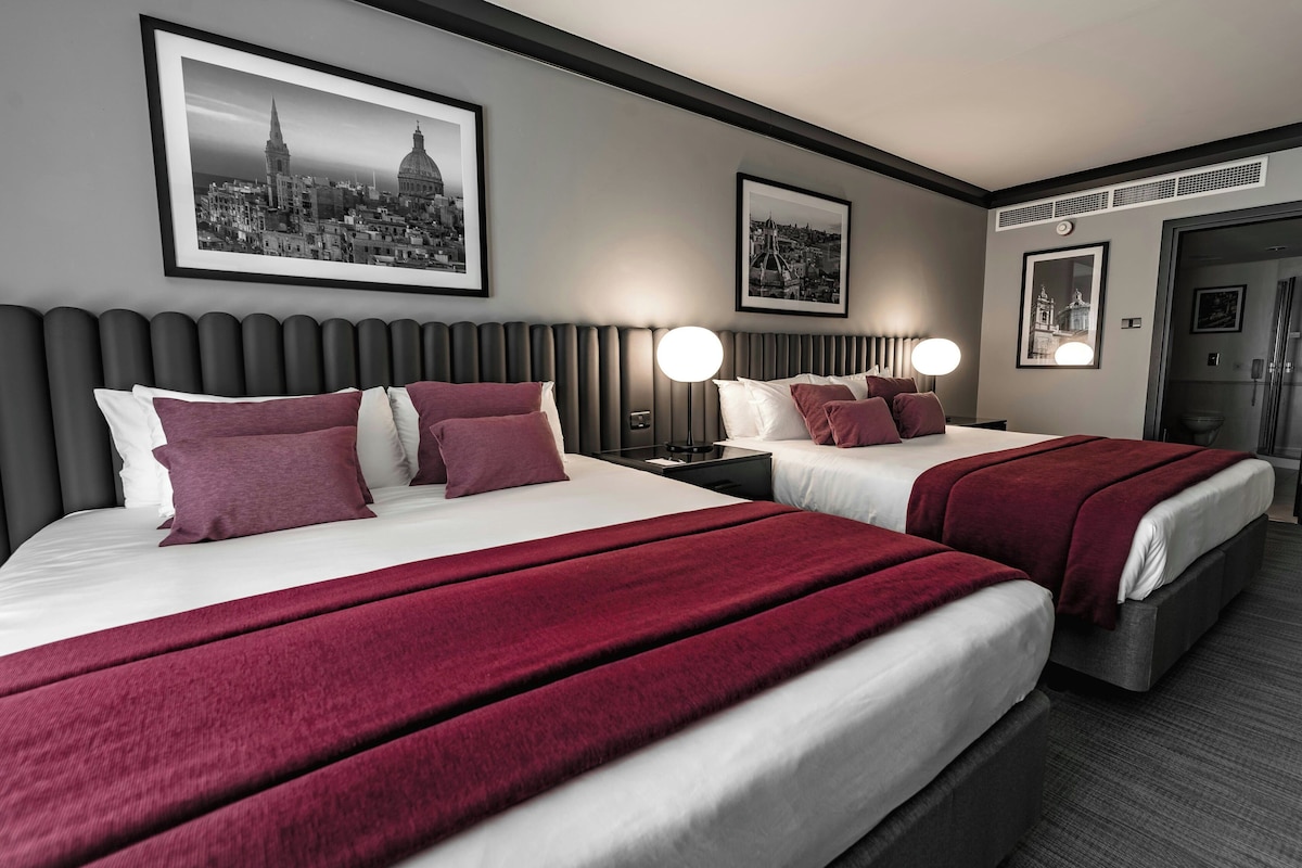 Premium Room, 2 King beds with Sofabed (Opal Lounge Access) | Ropa de cama de alta calidad, edredón y minibar 