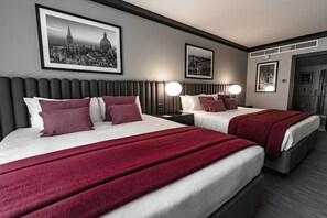 Premium Room, 2 King beds with Sofabed (Opal Lounge Access) | Premium-sengetøj, dundyner, minibar, pengeskab på værelset
