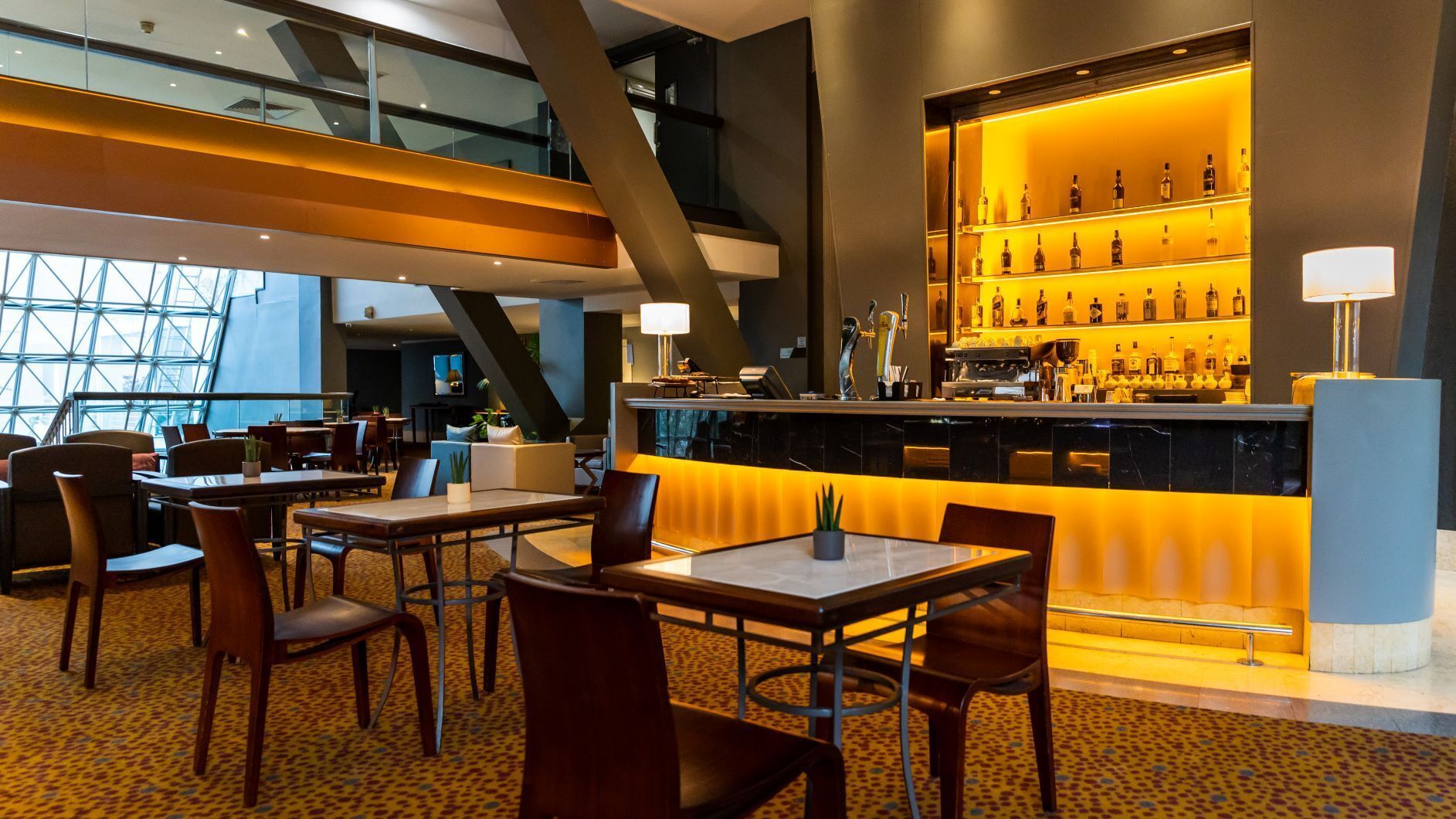 7 bars/lounges, een poolbar, een strandbar
