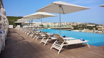 Una piscina cubierta, una piscina al aire libre de temporada