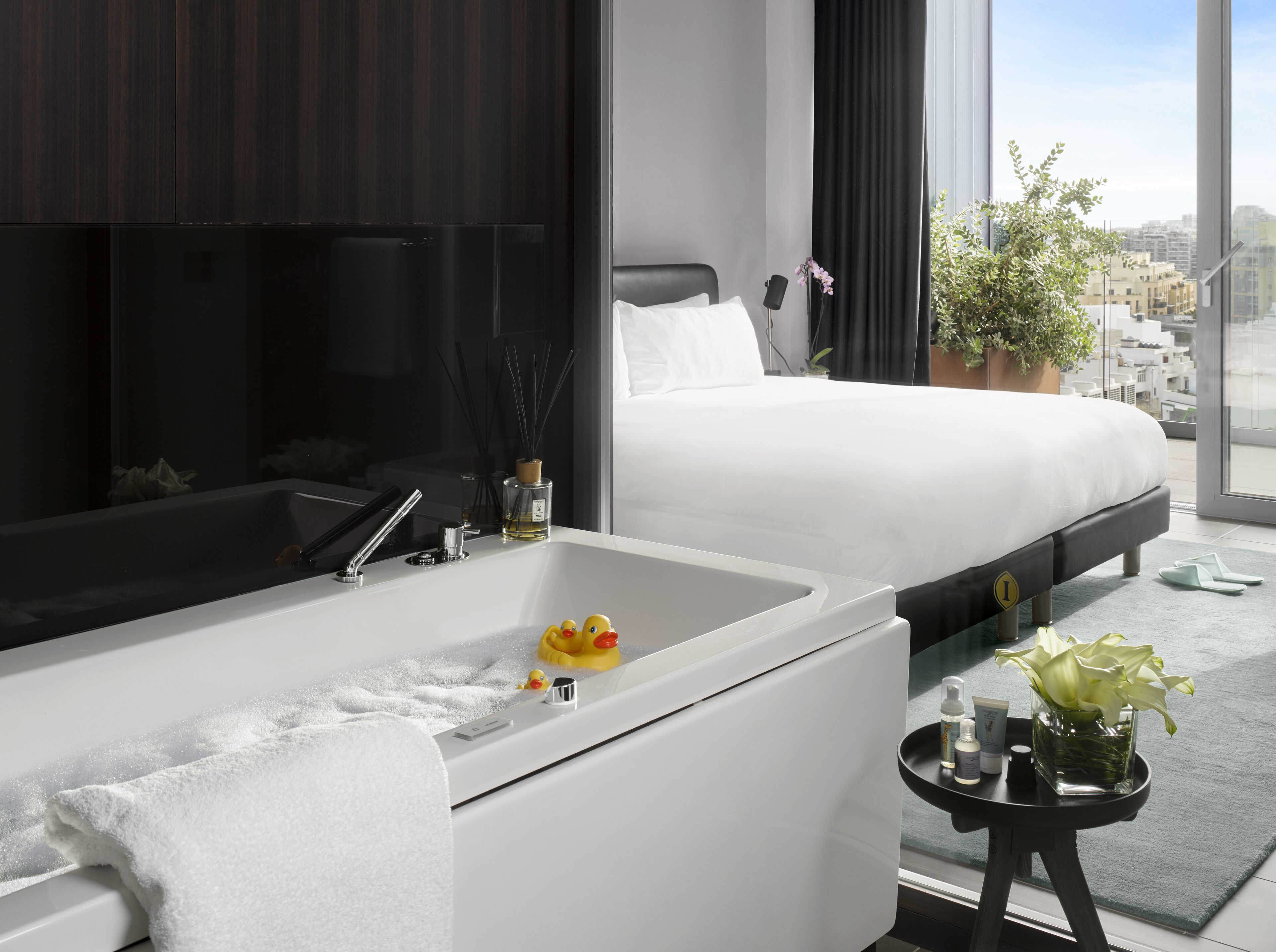 Dupleks (Suite) | Seprai premium, selimut bulu angsa, minibar, dan brankas