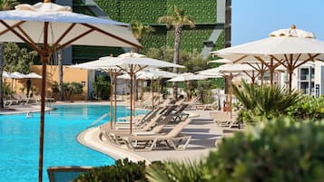 Innendørsbasseng og sesongbasert utendørsbasseng