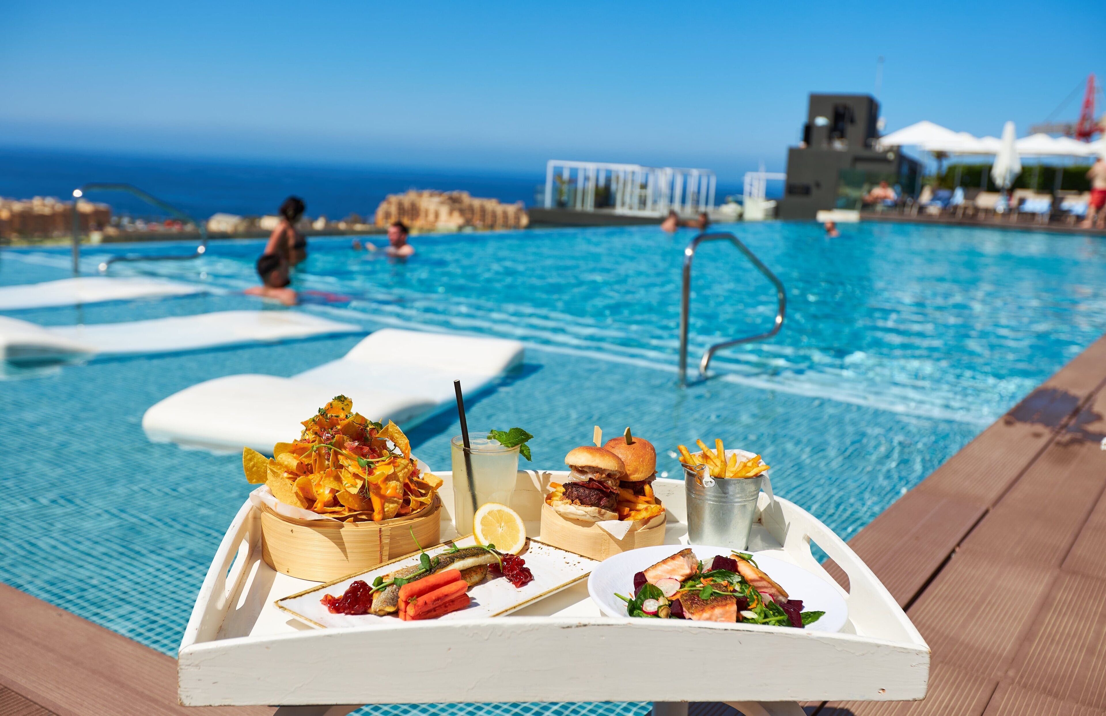 6 restaurantes; se sirven desayunos, almuerzos, cenas y marisco 