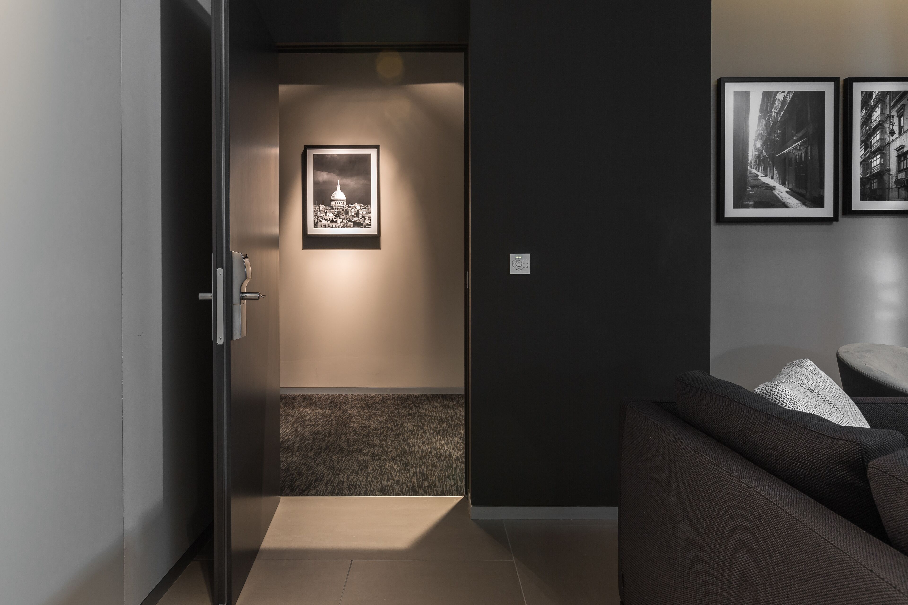 Duplex Suite | Ropa de cama de alta calidad, edredones de plumas, minibar y caja fuerte