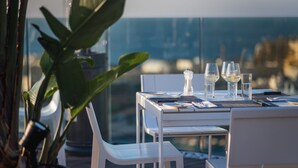 Mesa para dos con vista al océano.