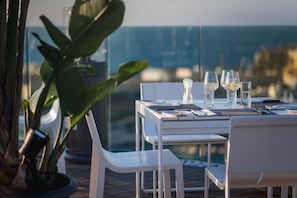 Mesa para dos con vista al océano.