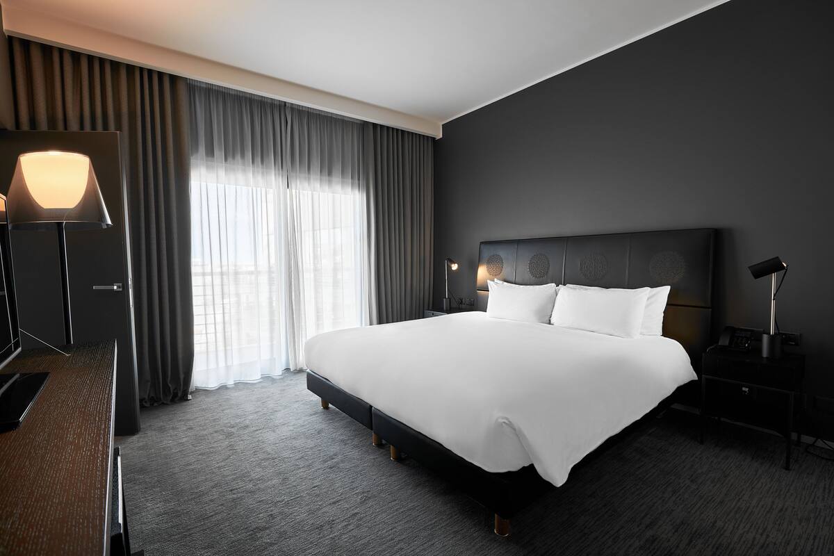 Ambassador Suite | Roupas de cama premium, edredons de pluma, frigobar, cofres nos quartos