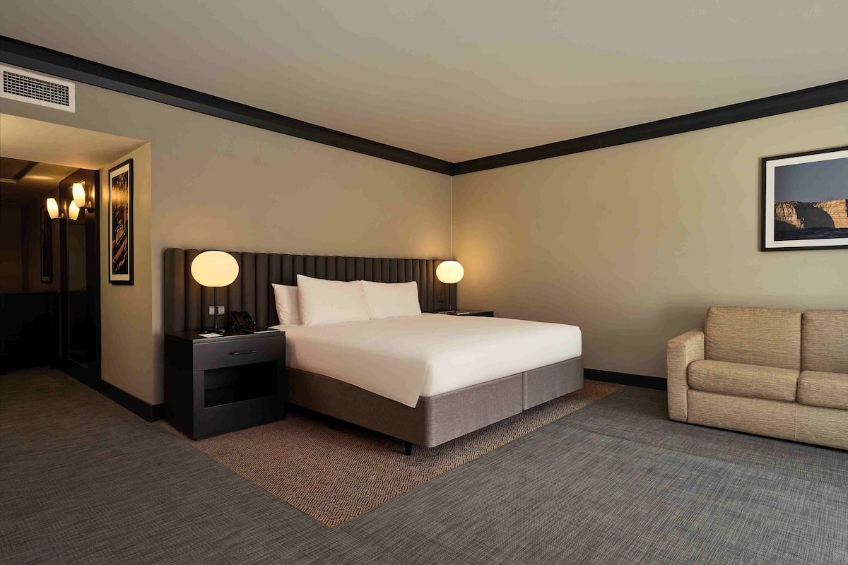 Quarto premium, 1 cama King (Opal Lounge Access) | Roupas de cama premium, edredons de pluma, frigobar, cofres nos quartos