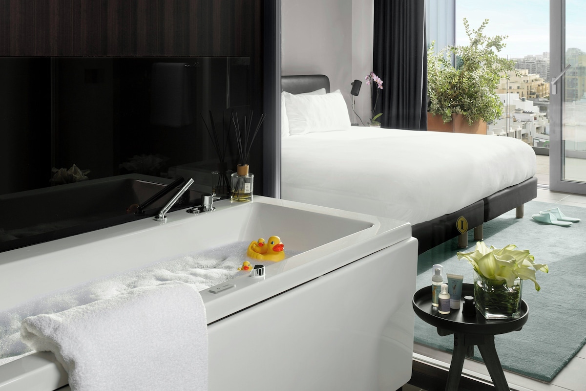 Duplex Suite | Ropa de cama de alta calidad, edredón y minibar 