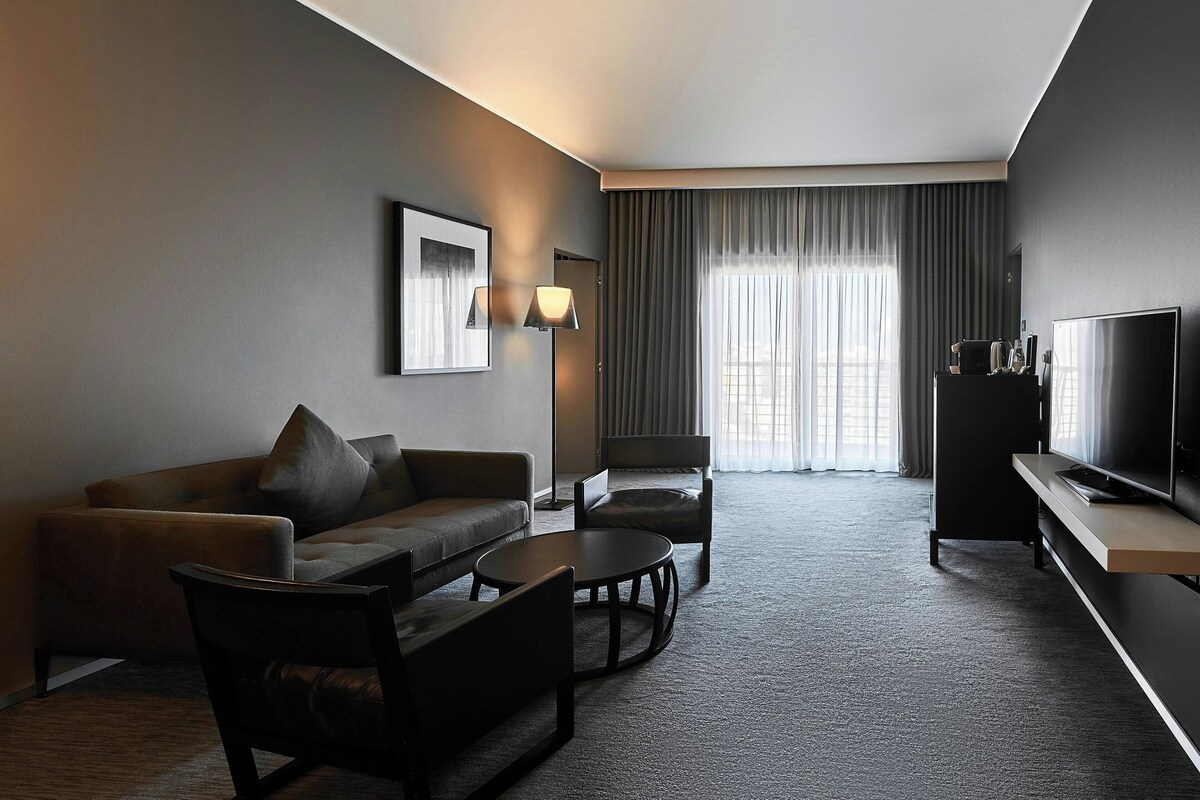 Ambassador Suite | 高級寢具、羽絨被、迷你吧、房內夾萬