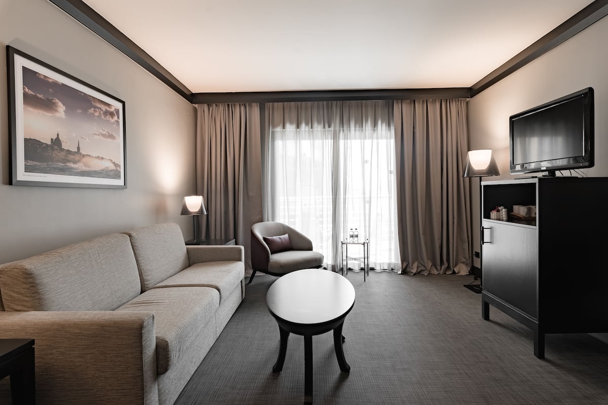 Premium bedding, down comforters, minibar, in-room safe