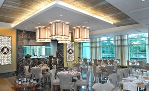 5 restaurants, servant le déjeuner et le dîner; cuisine chinoise