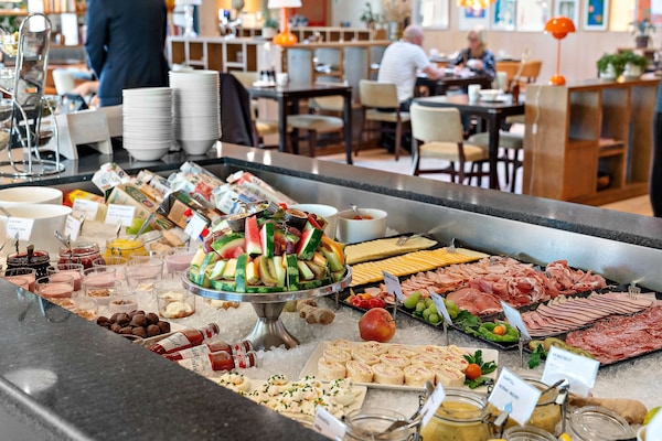 Daily buffet breakfast for a fee