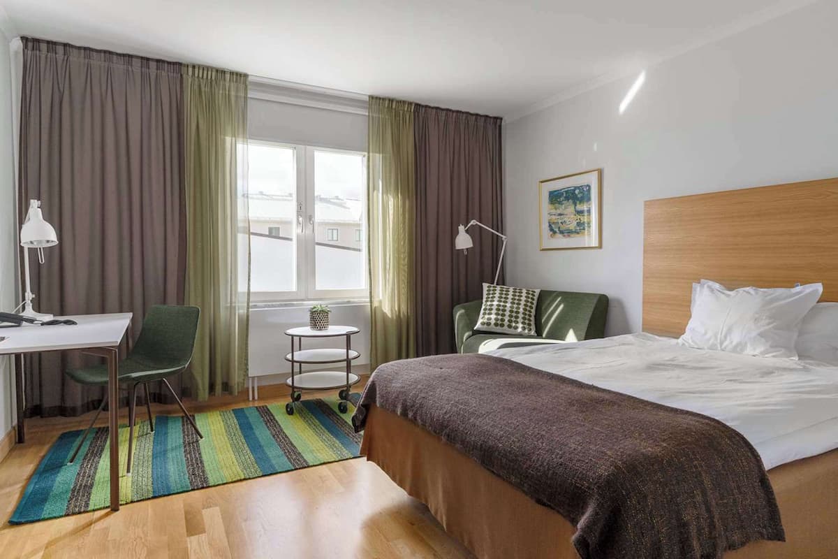 Rom – superior, 1 dobbeltseng, ikke-røyk | Sengetøy av topp kvalitet, skrivebord for bærbar PC og blendingsgardiner