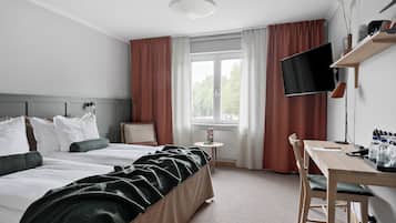 Standard Room, 1 Queen Bed, Non Smoking | 1 bedroom, premium bedding, laptop workspace, blackout drapes