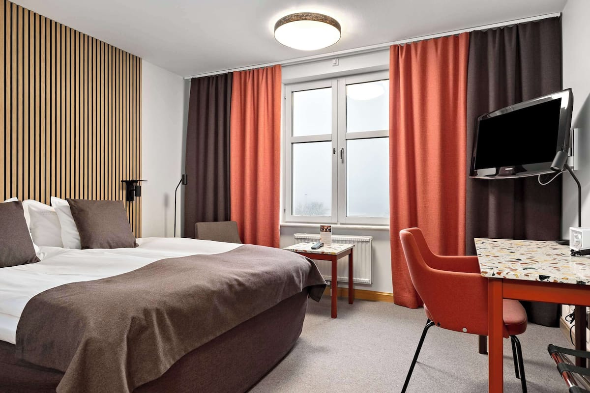 1 bedroom, premium bedding, laptop workspace, blackout curtains