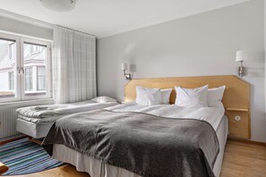 Ropa de cama de alta calidad y espacio para trabajar con laptop 