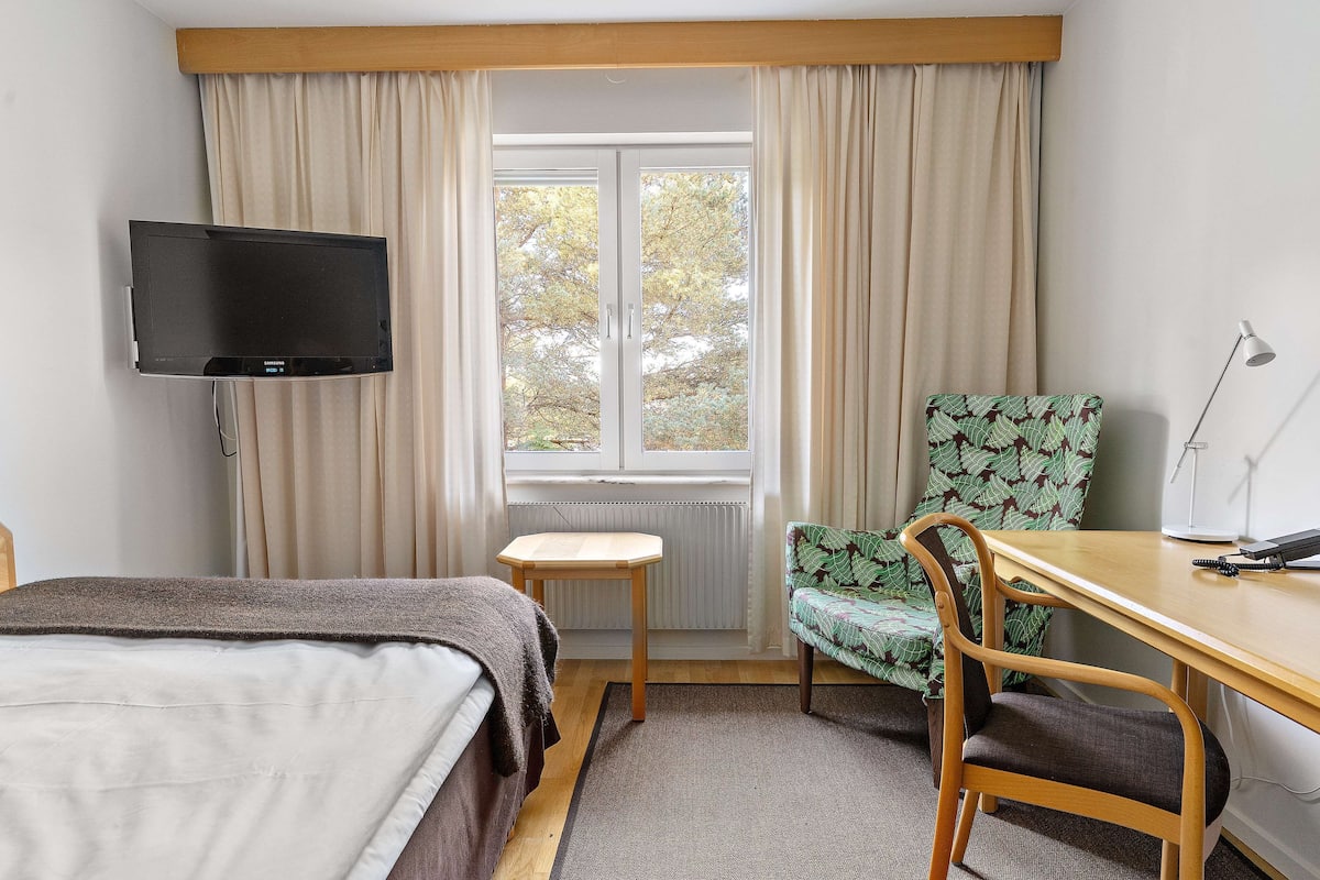 Ropa de cama de alta calidad y espacio para trabajar con laptop