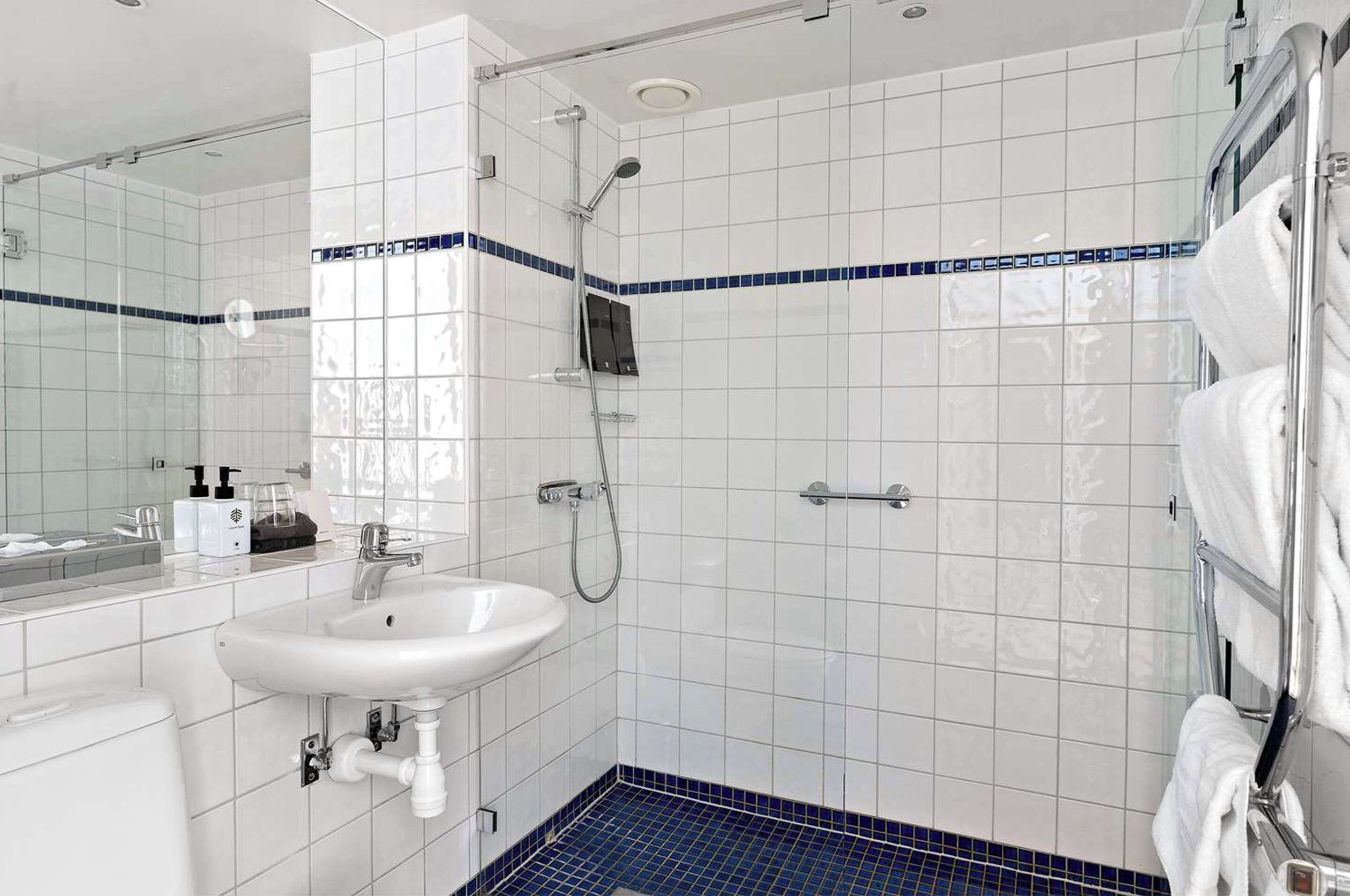 standard room, 1 queen bed, non smoking (stair access only) | bathroom | shower, free toiletries, hair dryer, slippers