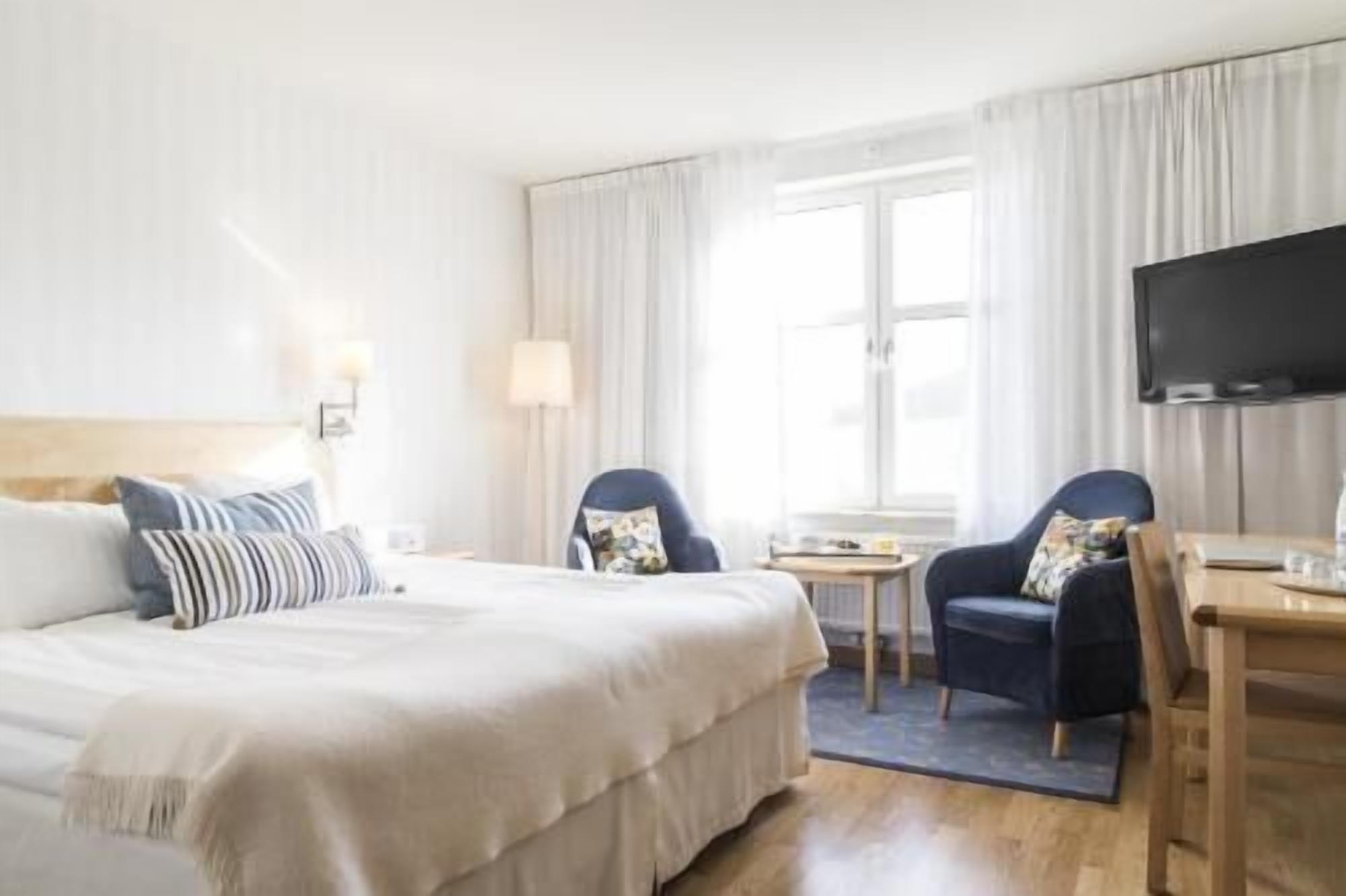 Ropa de cama de alta calidad y espacio para trabajar con laptop 