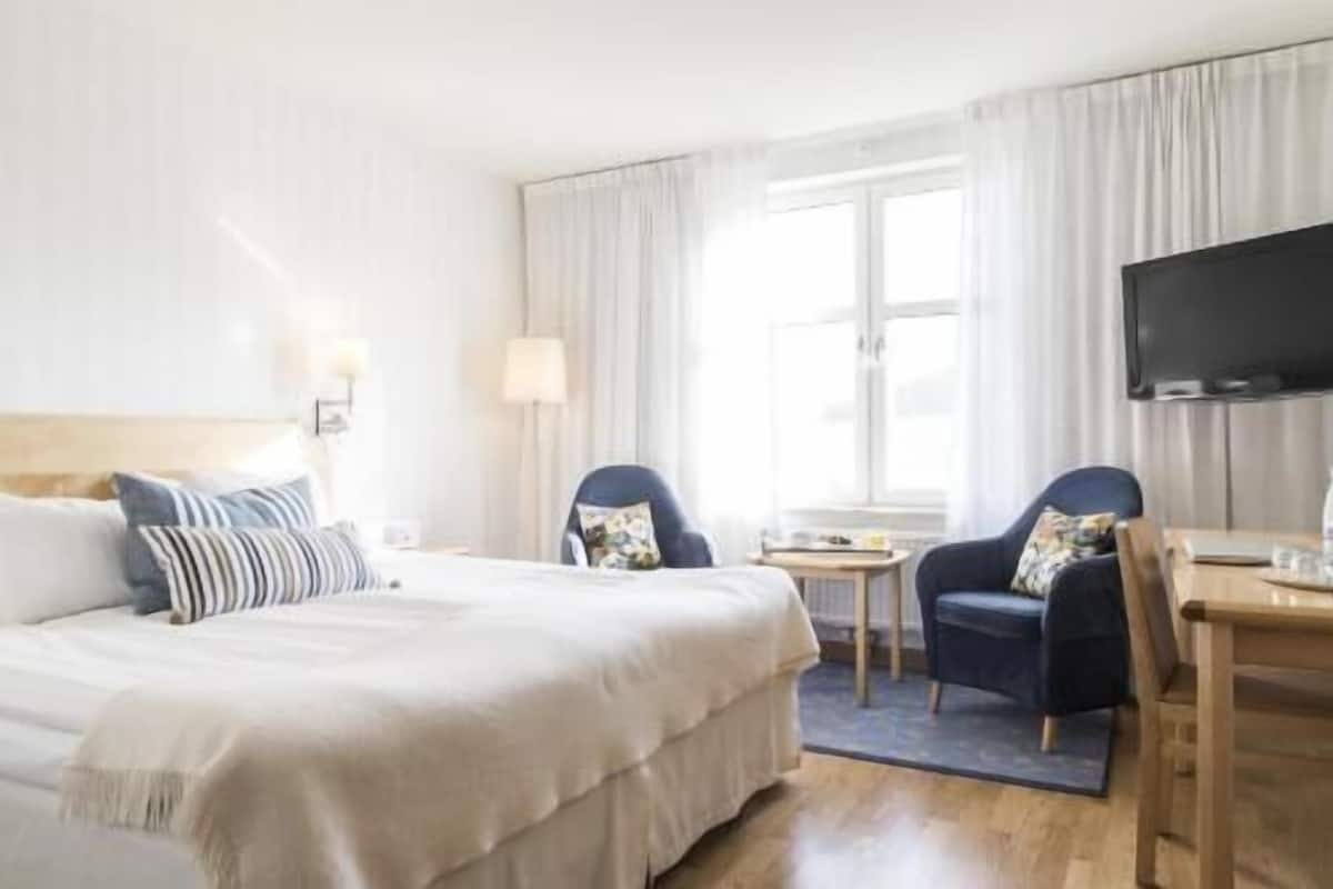 Ropa de cama de alta calidad y espacio para trabajar con laptop
