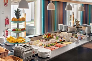 Daily buffet breakfast (SEK 125 per person)