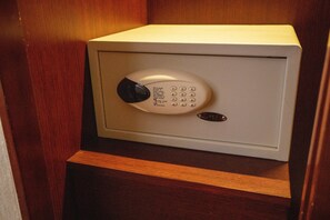 A safe with a keypad lock. - Metropark Hotel Kowloon (Kowloon)