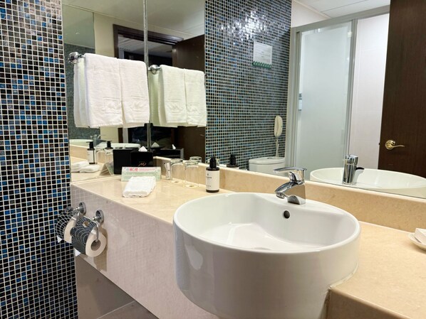 Shower, hair dryer, slippers, towels - Metropark Hotel Kowloon (Kowloon)