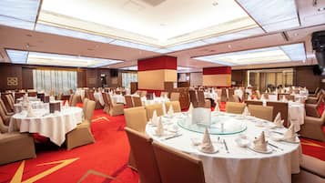 2 restaurantes; se sirven desayunos, almuerzos y cenas