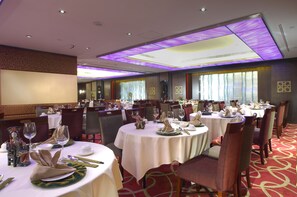 2 restaurants, breakfast, lunch, dinner served; international cuisine  - Metropark Hotel Kowloon (Kowloon)