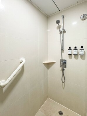 Shower, hair dryer, slippers, towels - Metropark Hotel Kowloon (Kowloon)