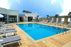 Seasonal outdoor pool, open 8:00 AM to 6:00 PM, pool loungers - Metropark Hotel Kowloon Hong Kong (Kowloon)
