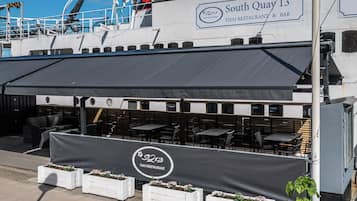 En restaurang som heter South Quay 13, med uteservering och ett överbyggt område.