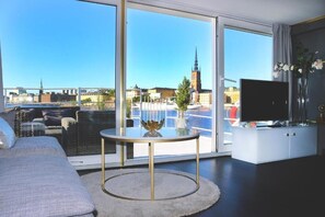 Suite estándar, 1 cama de matrimonio, vistas al mar, mirando al mar | Caja fuerte, wifi gratis, ropa de cama