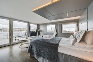 Suite | In-room safe, free WiFi, bed sheets