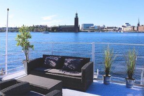 Suite estándar, 1 cama de matrimonio, vistas al mar, mirando al mar | Terraza o patio