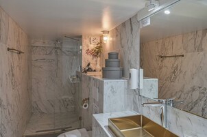 Suite estándar, 1 cama de matrimonio, vistas al mar, mirando al mar | Baño | Secador de pelo y toallas