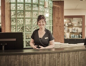 Couples treatment rooms, sauna, hot tub, body treatments