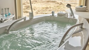 A spa tub with a view of the beach. - Sola Strand Hotel (Sola)