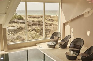 Salas de tratamiento para parejas, un sauna, una bañera de hidromasaje